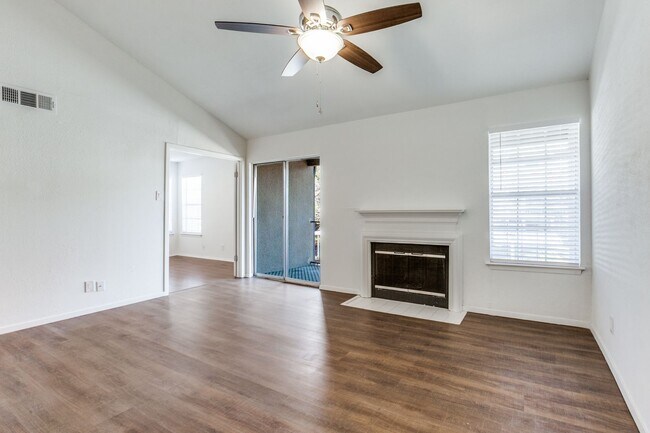 Building Photo - Lock and go GATED COMMUNITY near the night life in Addison. 2br/1ba Condo!