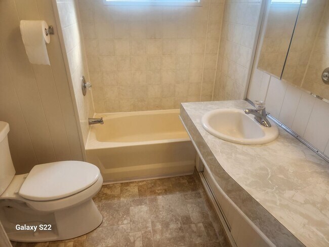 Building Photo - Bright and Cheery, well maintained 2 bedro...