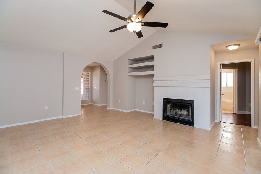 Building Photo - 7848 W Fleetwood Ln