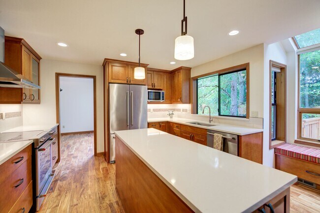 Building Photo - 5bd/3.5ba Bellevue House