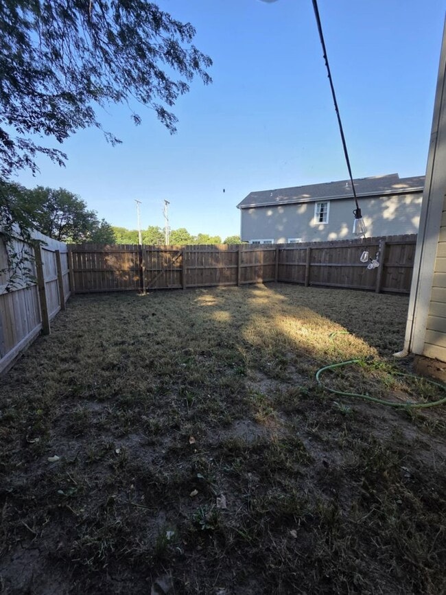 Building Photo - Spacious Town House for Rent