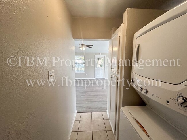 Building Photo - 105 E Margurite Ln