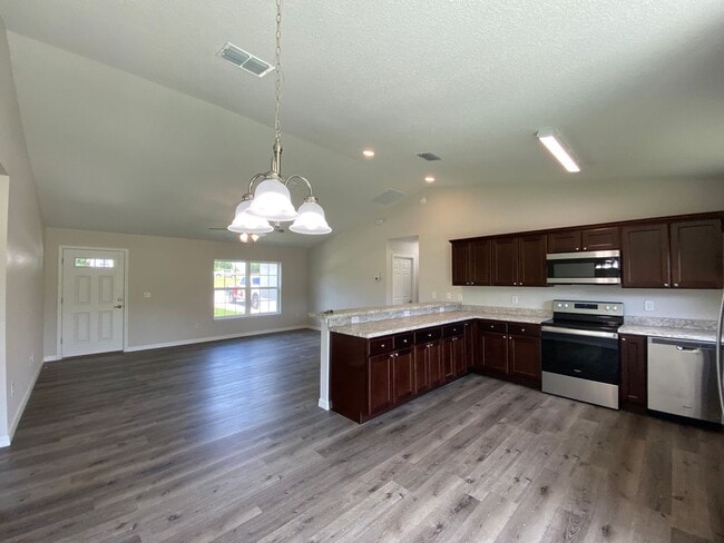 Building Photo - Desirable SE Neighborhood - 3/2/2 Silver Spring Shores **Available NOW**