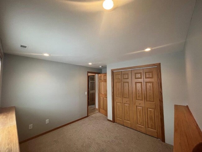 Building Photo - 4 BEDROOM | 2 BATH | DOUBLE CAR GARAGE | RAPID VALLEY