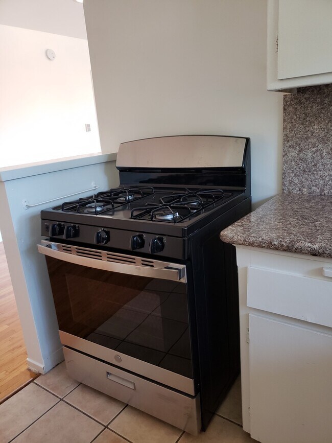 Kitchen Gas stove - 1025 Idaho Ave