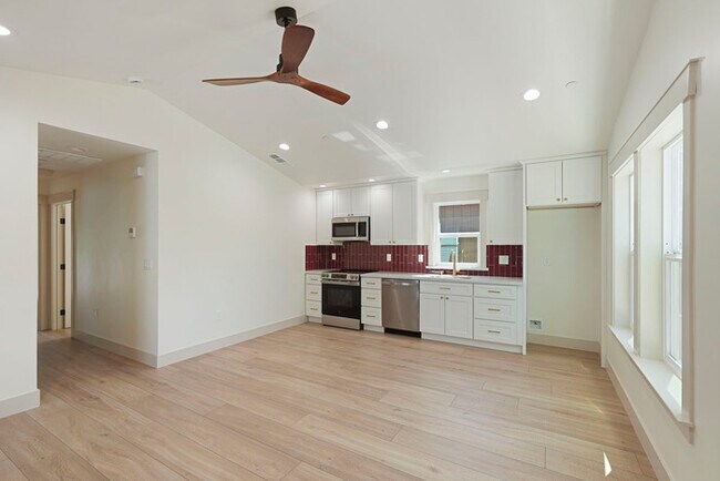 Building Photo - Beautifully Built 2/1 in North Oak Park Close to UC Davis + McGeorge Law School!