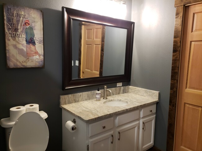 2nd bathroom, granite counter tops - 7 Willowbrook Close