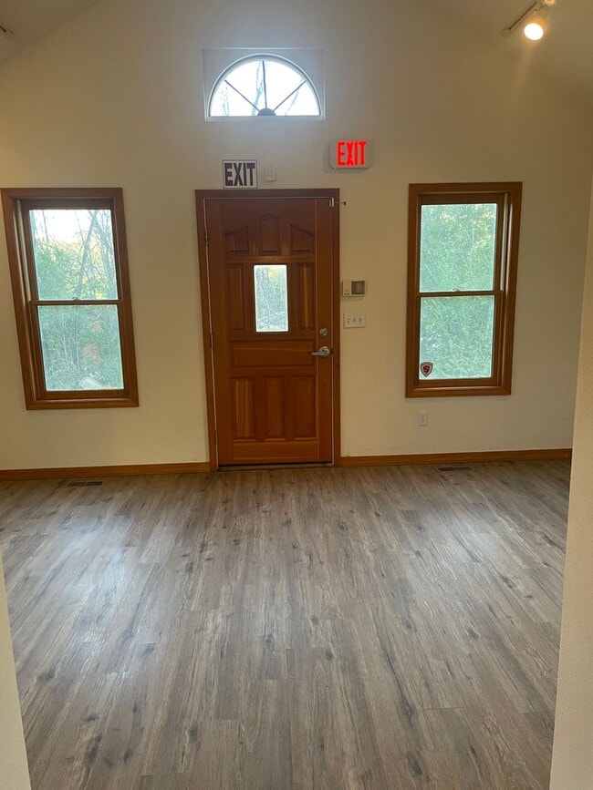 Building Photo - Large Three Bedroom on the North Side of D...