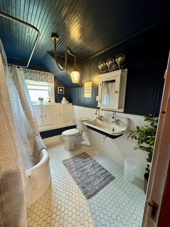 Building Photo - Black Raven Cottage in Historic Seaview ~ ...