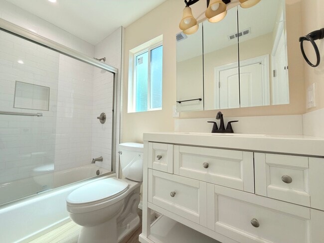 Building Photo - Modern 2BD/2BA ADU in Prime Toluca Terrace Location