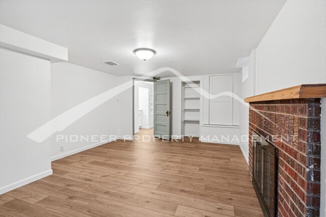 Building Photo - Spacious Home with Central AC and Washer/Dryer