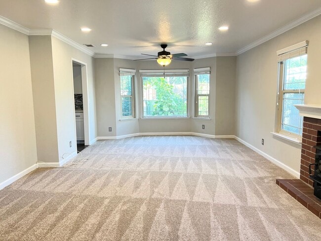 Building Photo - Beautiful Four Bedroom Home in Elk Grove
