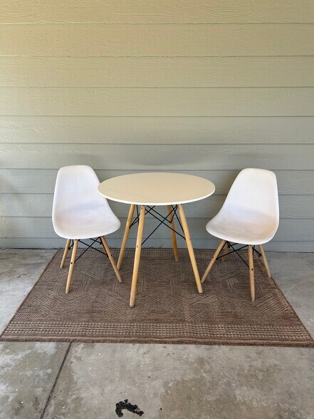 Covered outdoor seating - 1211 N Screenland Dr