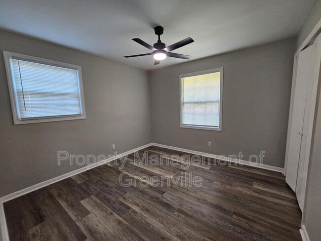Building Photo - 355 Woodview Ave