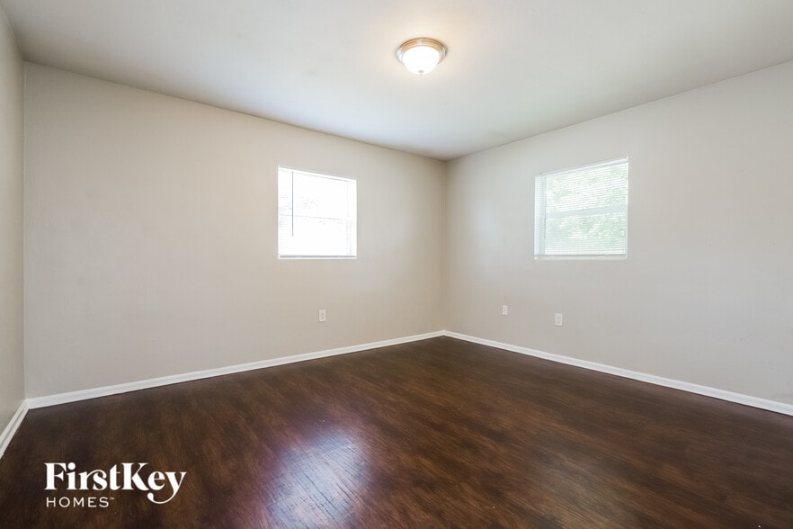 Building Photo - 425 Hampton Ave