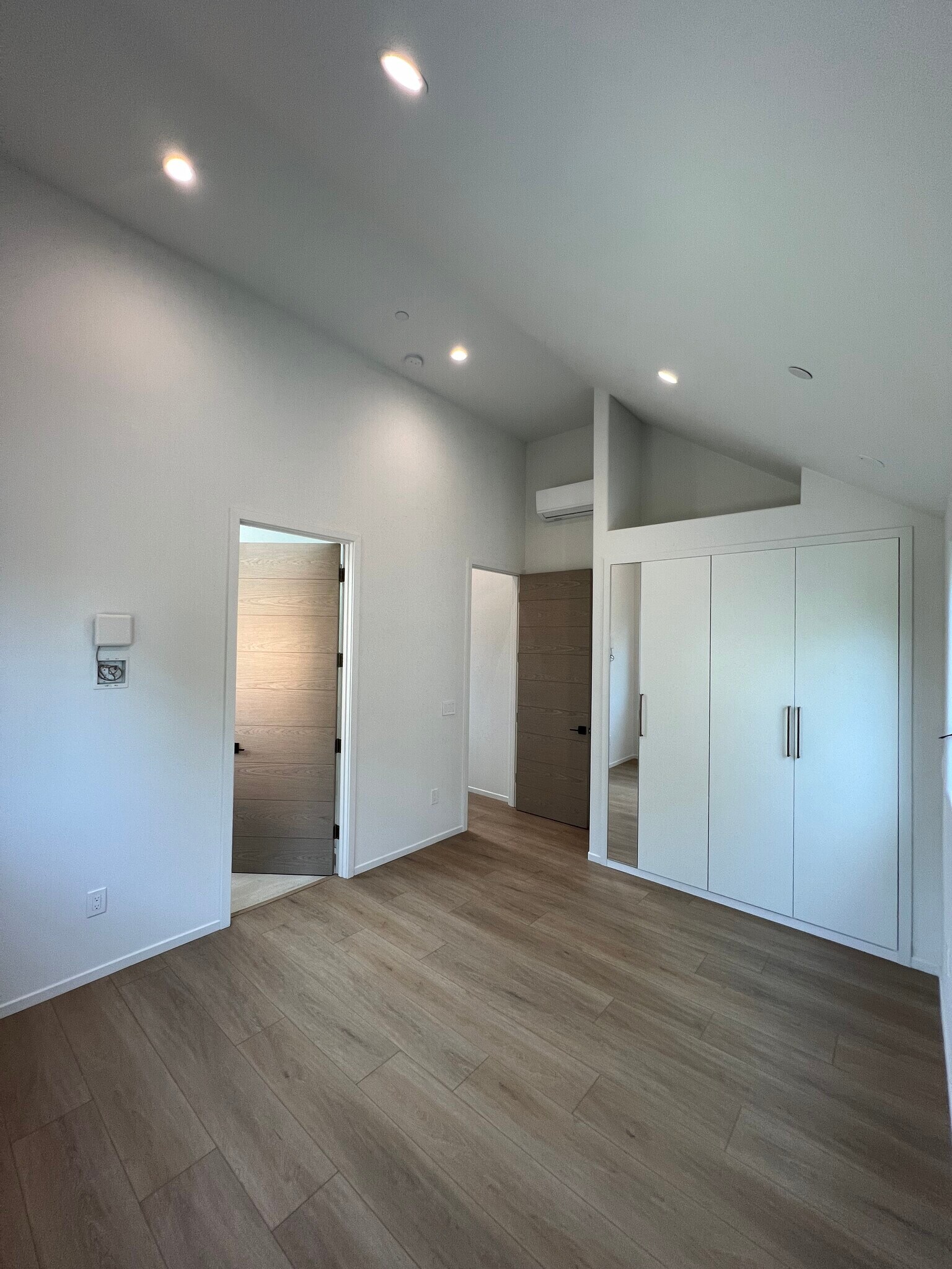Building Photo - 2610 S Barrington Ave