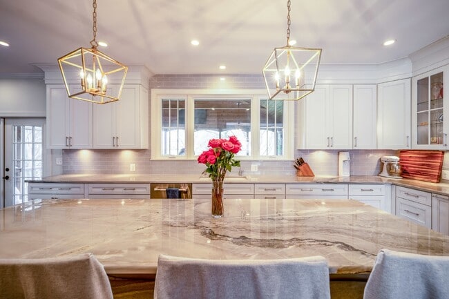 Building Photo - Stunningly Updated Home in Evergreen Meado...