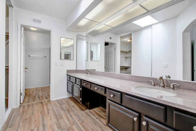 Building Photo - 3030 Wellington Dr