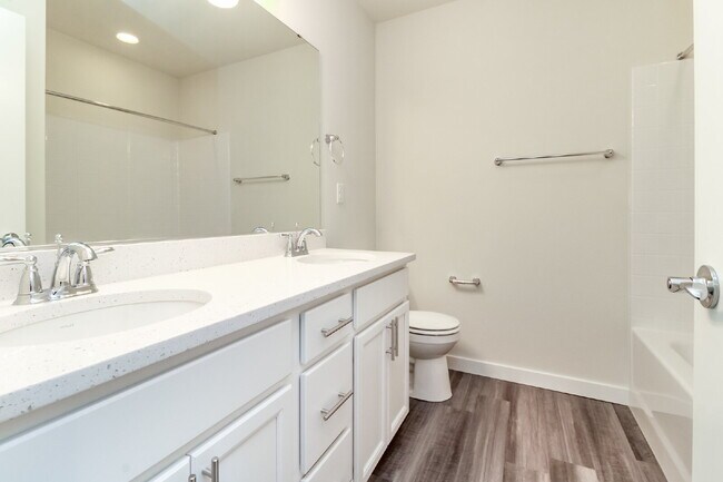 Building Photo - Scenic Auburn Living with Modern Comfort & Easy Seattle/Tacoma Access
