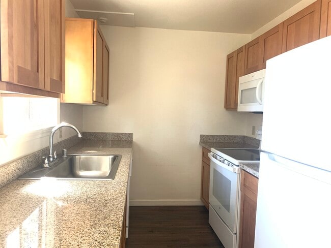 Kitchen - 268 Douglas St