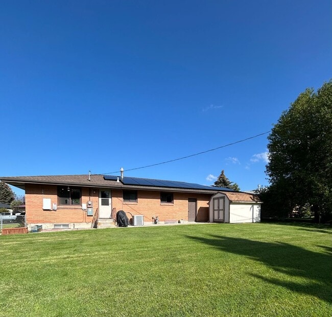 Building Photo - 3470 S Hillcrest Dr