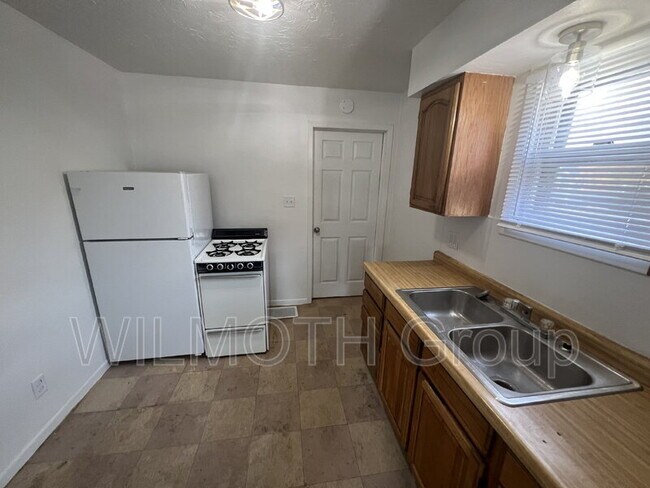 Building Photo - 702 W 23rd St