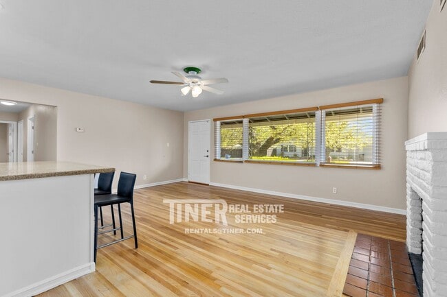 Building Photo - 2501 Laurence Ave