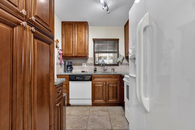 Building Photo - 6850 Royal Palm Blvd