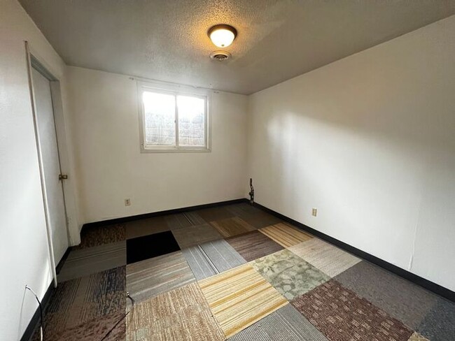 Building Photo - $1,395 | 3 Bedroom, 1.5 Bathroom Townhome ...