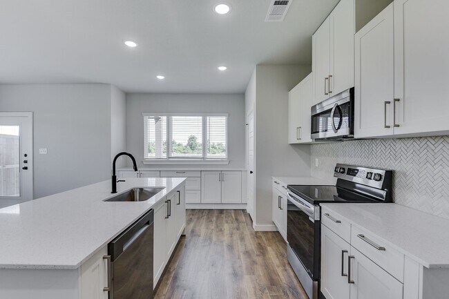 Building Photo - AVAILABLE NOW! EDGEWOOD ESTATES LUXURIOUS TRIPLEX LOCATED ON 1-ACRE LOT IN MIDLOTHIAN, TX!