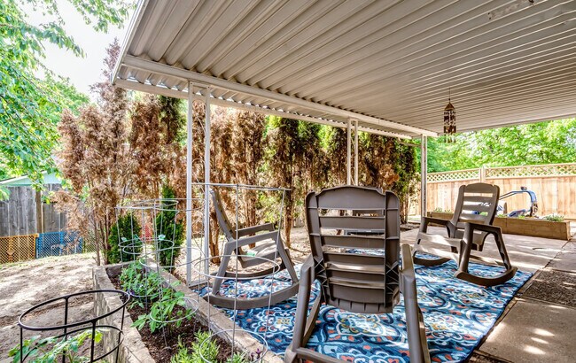 Building Photo - 1812 Brittany St