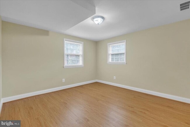 Building Photo - 664 S Greenbrier St