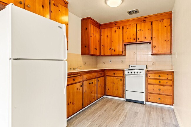 Building Photo - Oakland Oasis: Recently Renovated 1 Bed, 1...