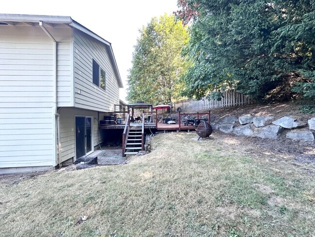 Building Photo - 3 Bed 2.5 Bath 3 Level Home w/ Furnished B...