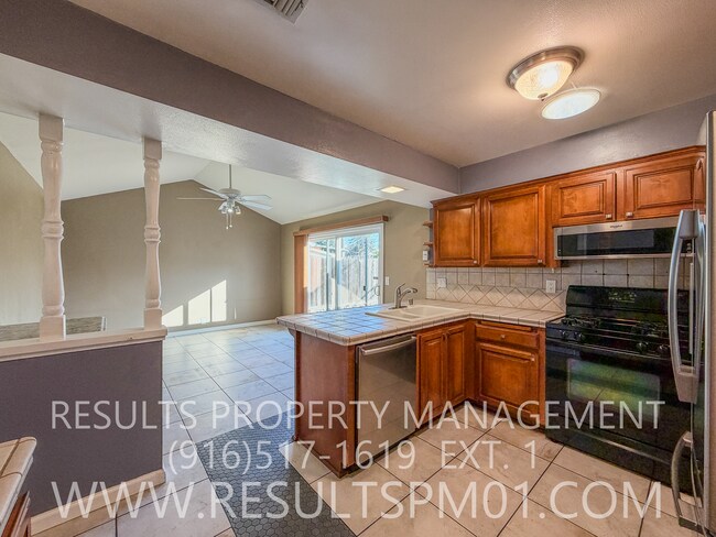 Building Photo - Four bedroom in North Highlands