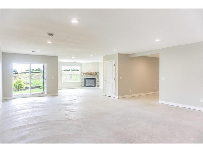 Building Photo - 717 Winterberry Ln