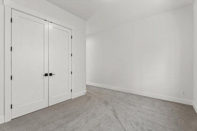Building Photo - 16914 1st Pl S