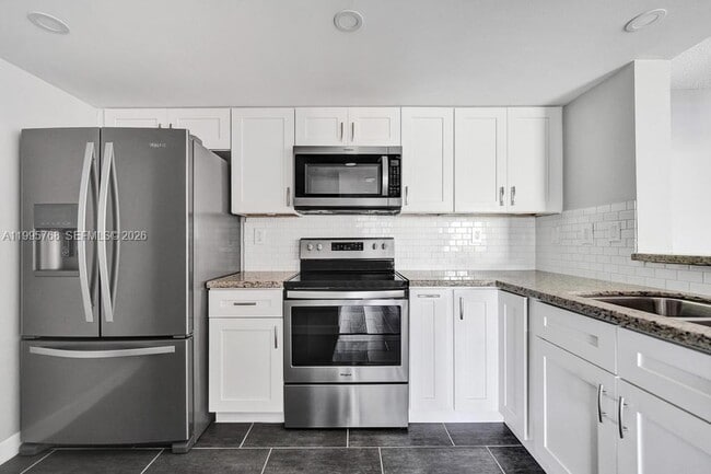 Building Photo - 520 SE 5 Ave