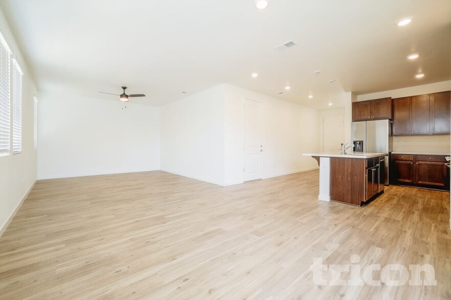 Building Photo - 733 Desert Sage Ct