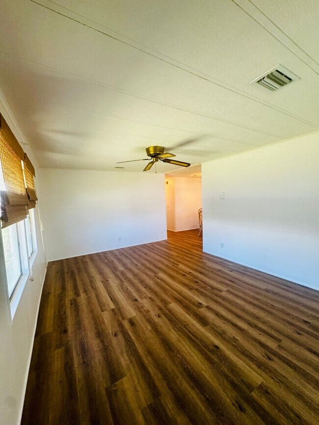 Building Photo - Welcome to your Florida retirement dream in desirable Hollywood Estates.