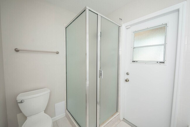 Building Photo - Welcome to this spacious three-bedroom, three-bath home in the heart of Palm Bay