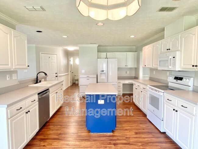 Building Photo - 200 Halles Run