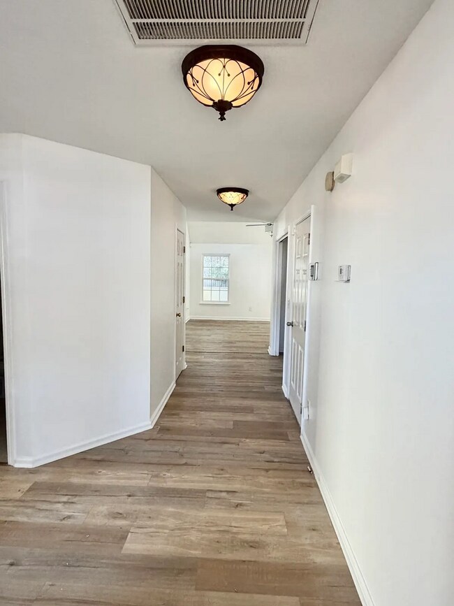 Building Photo - Spacious 5-bedroom, 3-bath home!