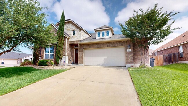 Building Photo - Spacious 4-bedroom, 2.5 bath, 3 car garage...