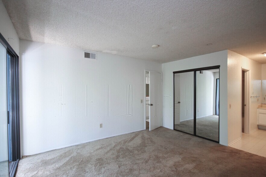 Building Photo - 355 S Marengo Ave