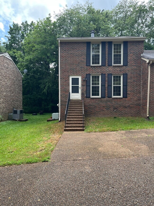Building Photo - "Charming 2-Bed, 2.5-Bath Townhouse Retrea...