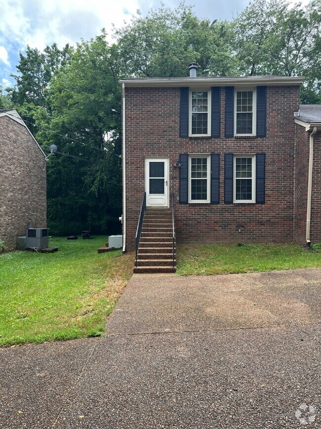 Building Photo - "Charming 2-Bed, 2.5-Bath Townhouse Retrea...