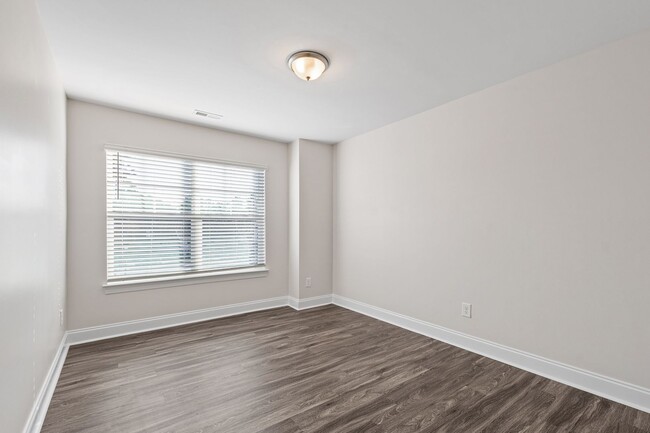 Building Photo - Spacious 3 bedroom townhome in fantastic D...