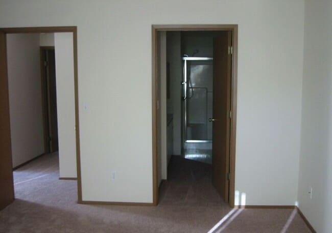 Building Photo - Well-Maintained 2 bed, 2 bath unit in 4-Pl...