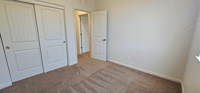 Building Photo - Arbor Villa Town House - Pet on Approval